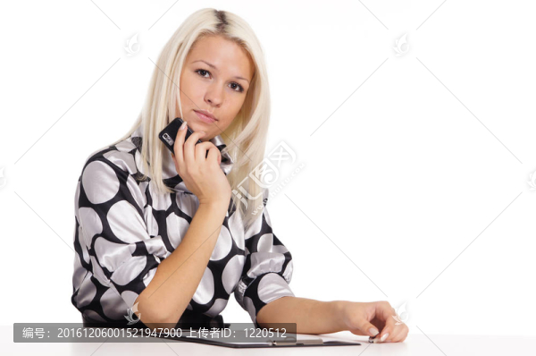 漂亮的女孩在桌子上