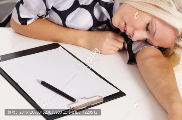 可愛的女孩在桌子上