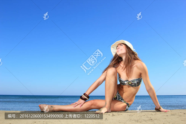 海灘上迷人的女孩