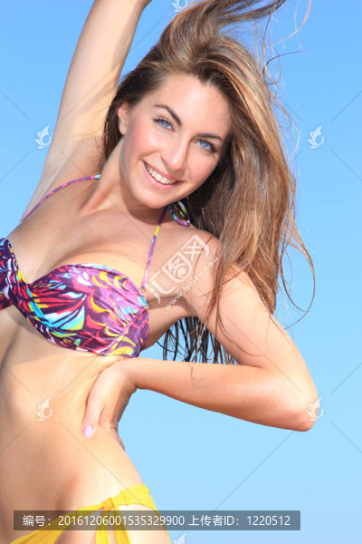 海灘上迷人的女孩