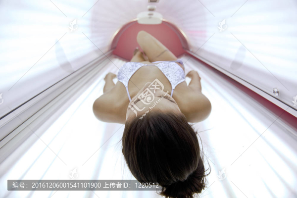 美麗的年輕女子曬日光浴