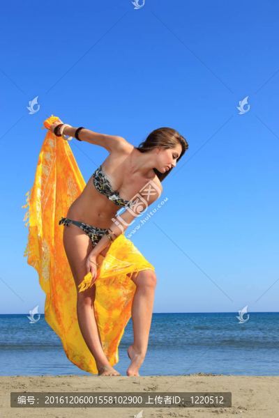 海灘上迷人的女孩