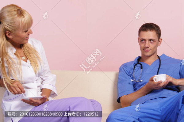 醫(yī)生們?cè)诔晕顼? title=