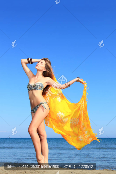 海灘上迷人的女孩