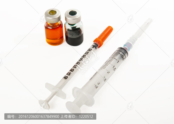 兩個注射器和兩個瓶子