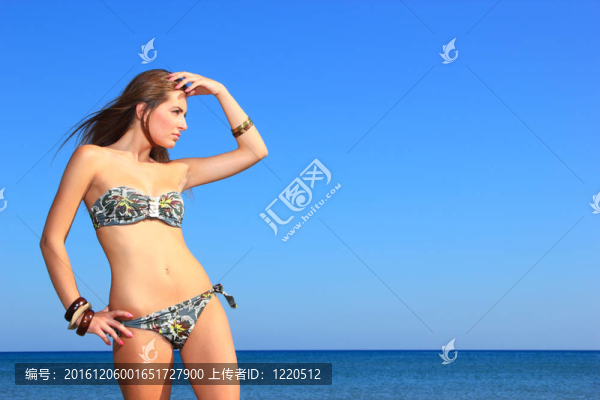 海灘上迷人的女孩