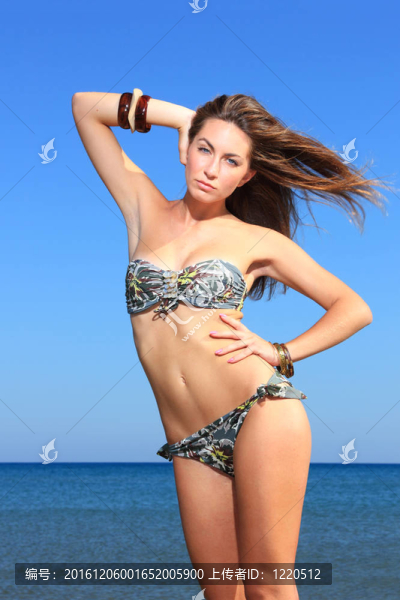 海灘上迷人的女孩