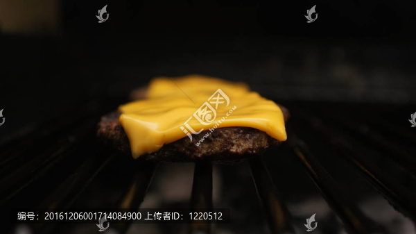 夾干酪和碎牛肉的三明治