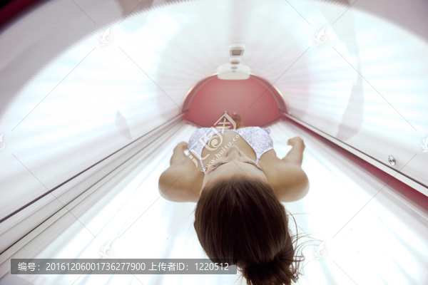 美麗的年輕女子曬日光浴