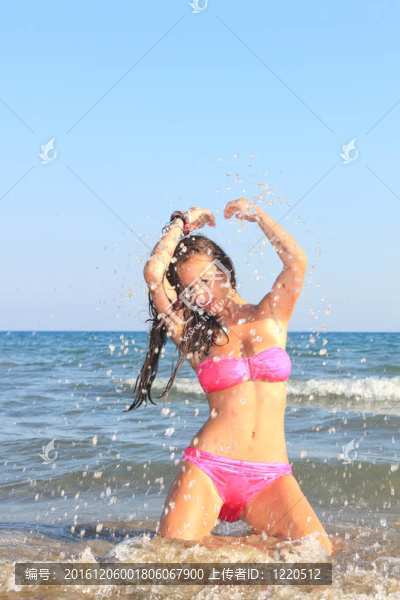 海灘上迷人的女孩