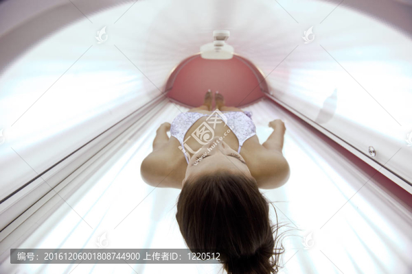美麗的年輕女子曬日光浴