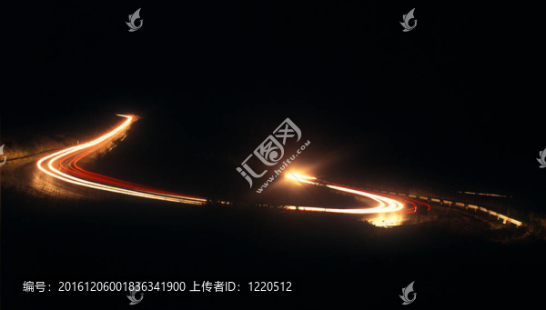 夜間山路。