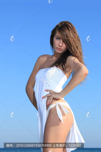 海灘上迷人的女孩