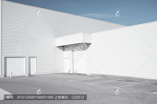 白色的工業(yè)建筑