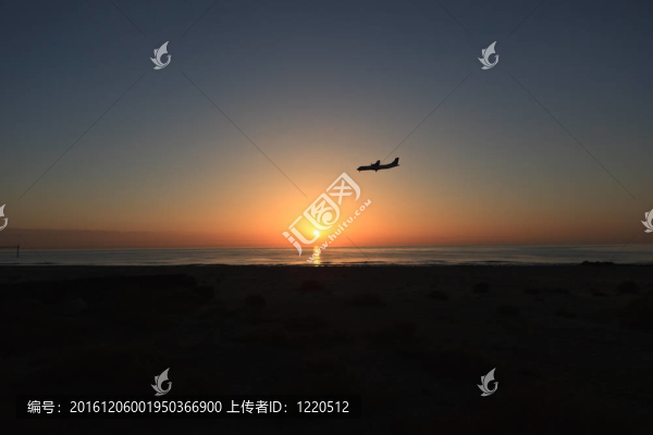 日出中的飛機(jī)