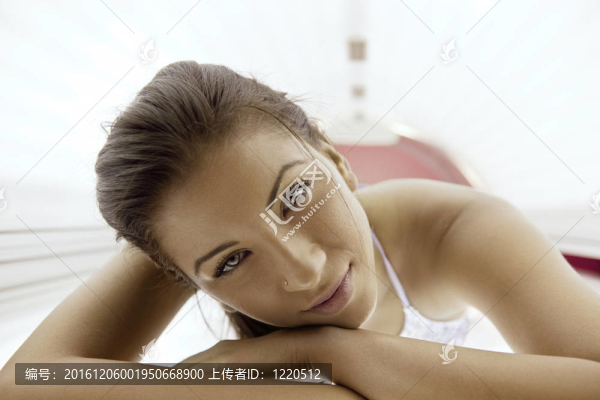 美麗的年輕女子曬日光浴