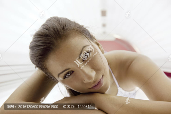 美麗的年輕女子曬日光浴