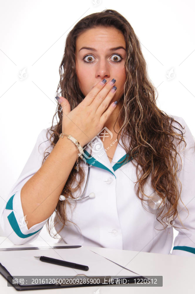 可愛的護(hù)士在桌子上
