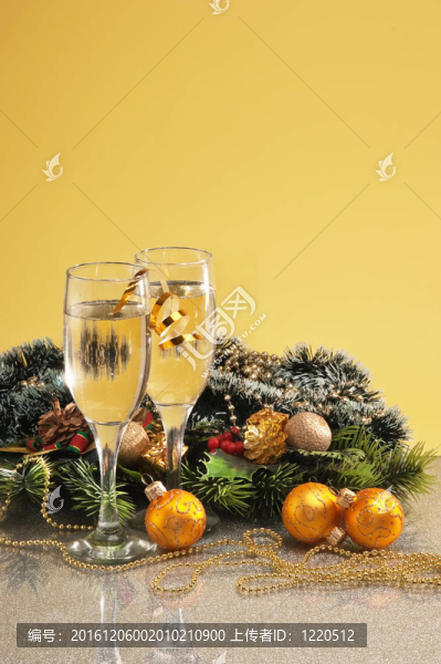 葡萄酒和圣誕裝飾眼鏡
