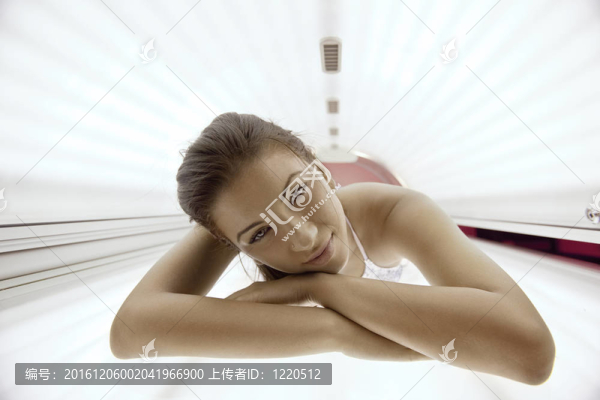 美麗的年輕女子曬日光浴