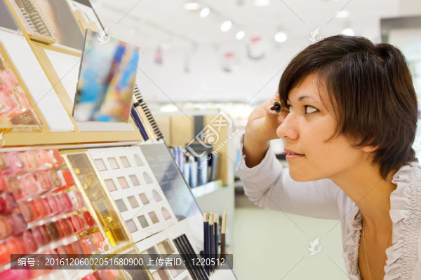 女人選擇睫毛膏在化妝品店