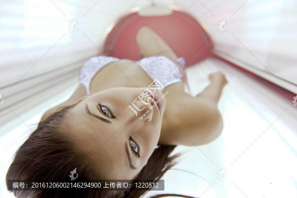 美麗的年輕女子曬日光浴