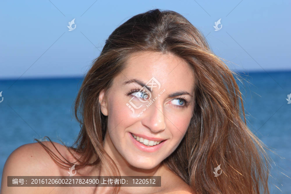 海灘上迷人的女孩
