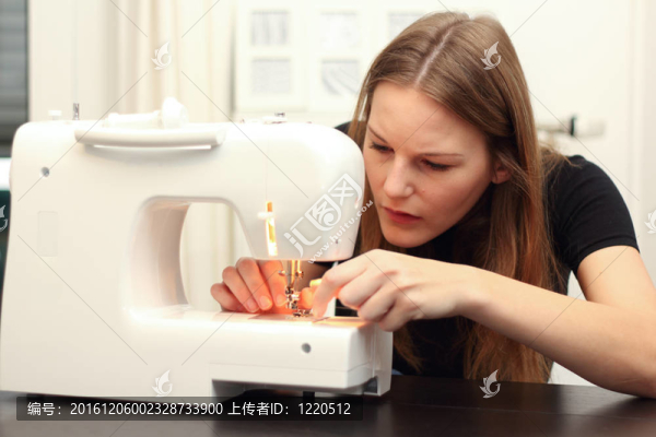 年輕婦女縫紉