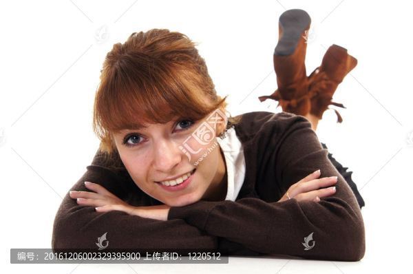 地板上的少女