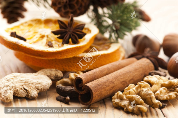 不同種類的香料；堅果和干桔子