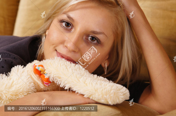 金發(fā)女郎在沙發(fā)上
