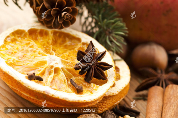 不同種類的香料；堅果和干桔子
