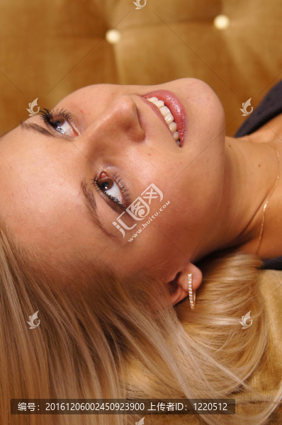 沙發(fā)上的金發(fā)美女