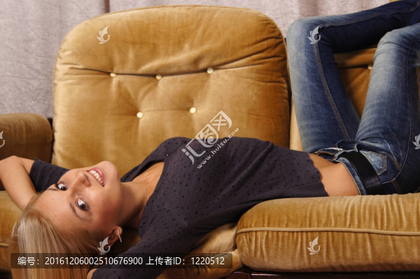 沙發(fā)上的金發(fā)美女