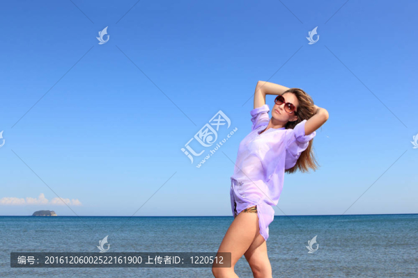 海灘上迷人的女孩
