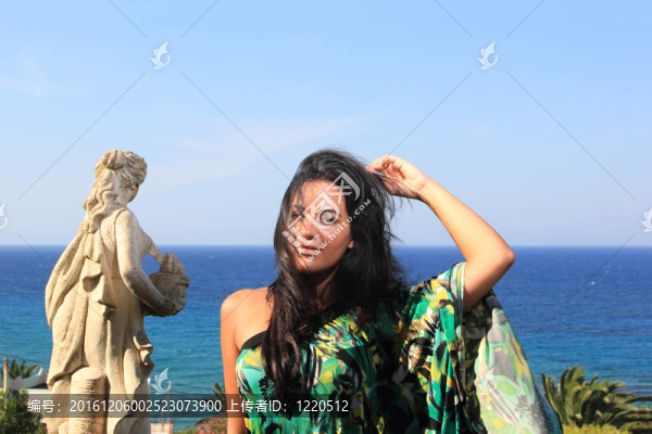 海灘上迷人的女孩
