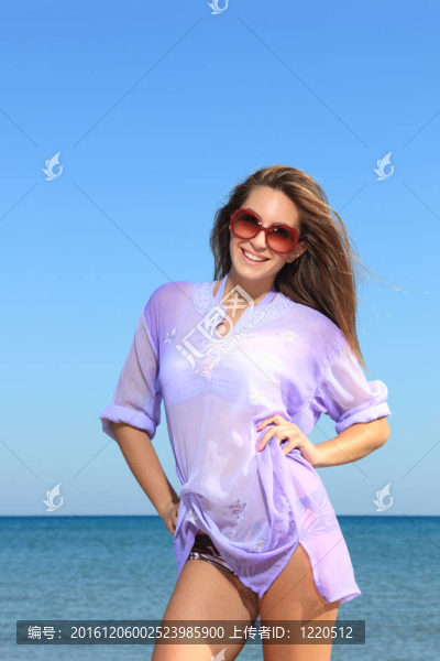 海灘上迷人的女孩