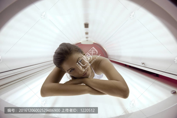 美麗的年輕女子曬日光浴