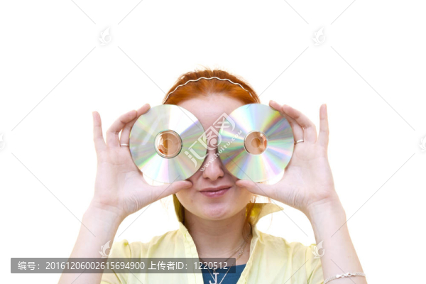紅發(fā)的年輕婦女抱著一個(gè)CD
