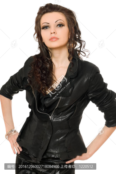 在黑色的衣服完美的黑發(fā)女孩肖像。分離