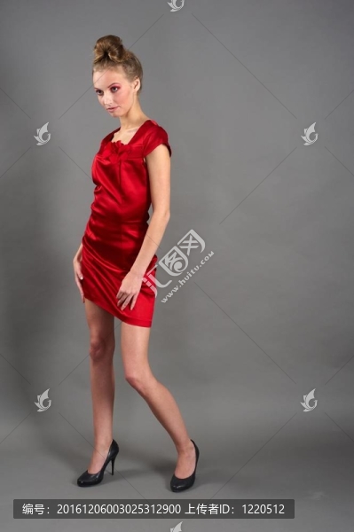 性感苗條女子穿著紅色連衣裙