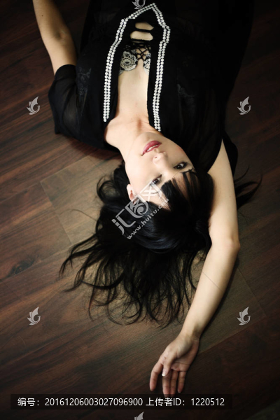 地板上的女人