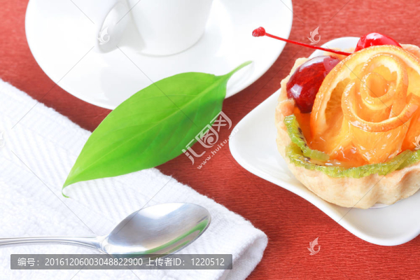 果凍、水果和一杯咖啡的紙杯蛋糕