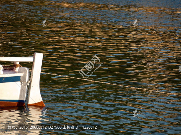 海上老漁船