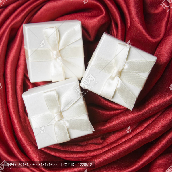 三個(gè)白色禮品盒