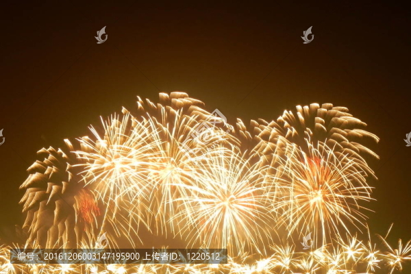 煙花在夜空中爆炸發(fā)光