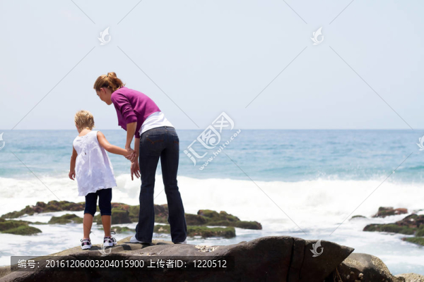海灘上的母親和小女兒