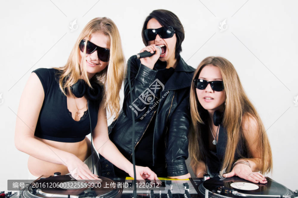 女主持人和歌手
