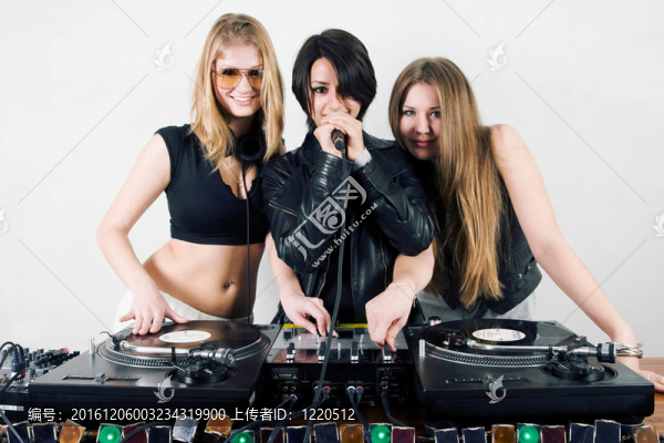 女主持人和歌手