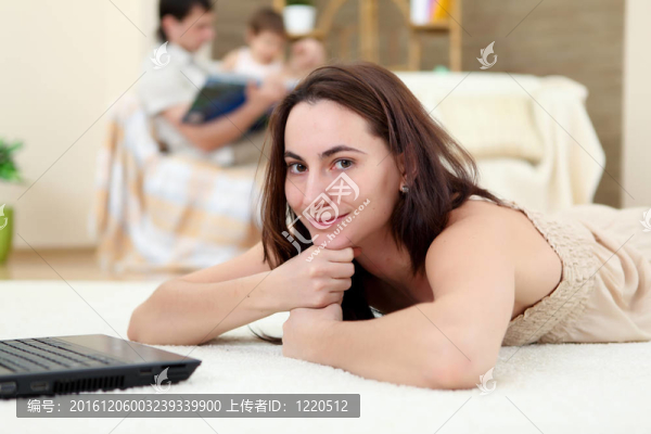 年輕婦女在筆記本電腦上工作
